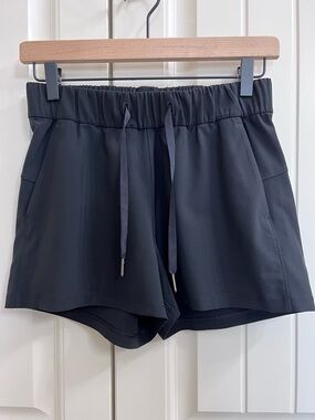 Lululemon Womens Shorts in Black, Size 4